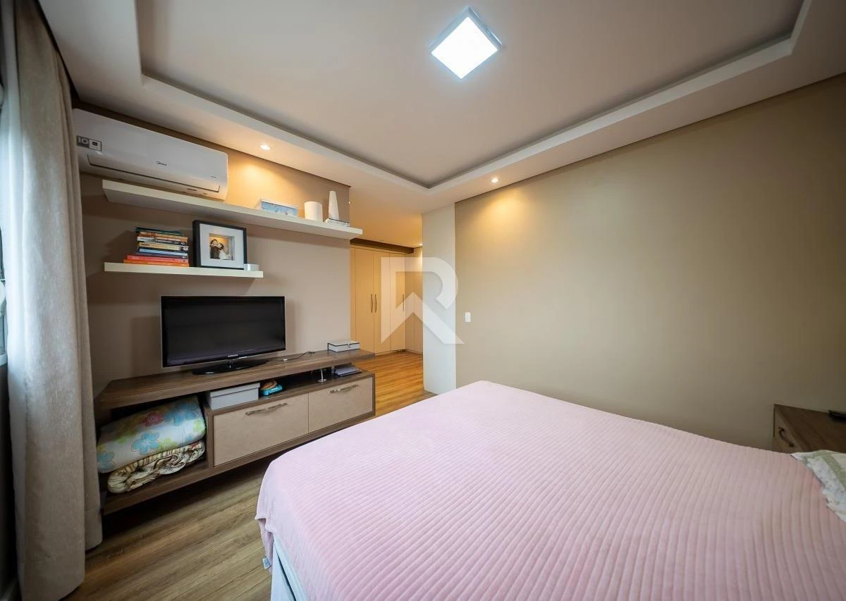 Glass-enclosed balcony in a 3-bedroom apartment, 166 m² — photo 20