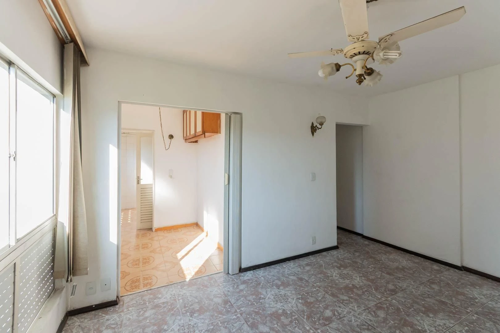 1-bedroom apartment with 2 bathrooms and laundry area