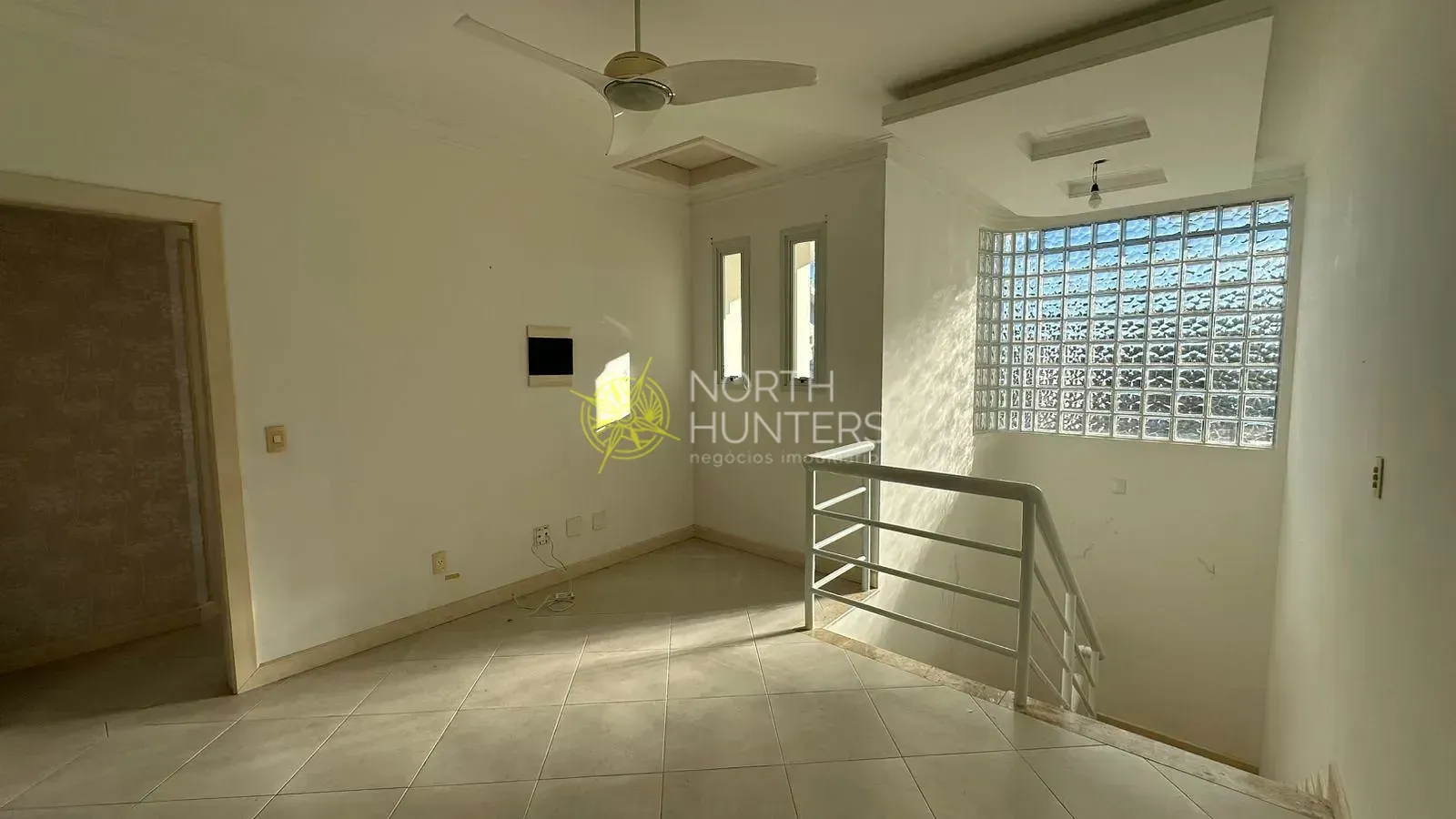 House with 4 bedrooms and shared pool area — photo 10