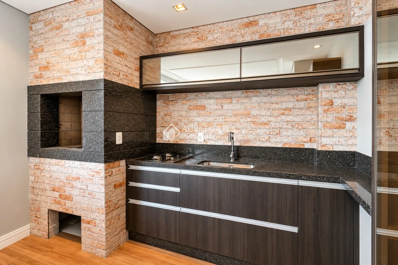 Bathtub in a 4-bedroom house, 280 m² — photo 24