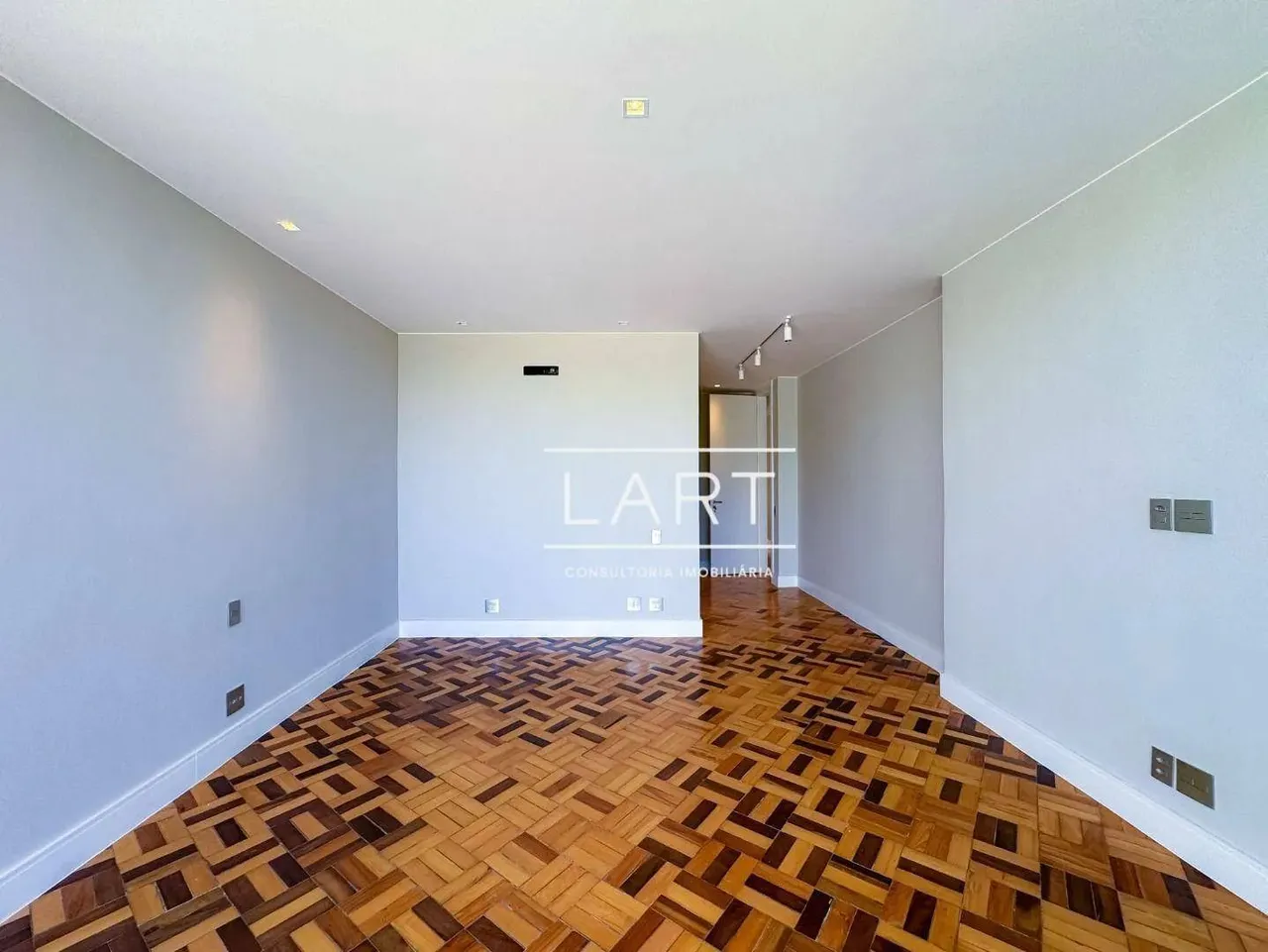 Apartamento com 4 dormitórios e varanda de vidro — photo 20