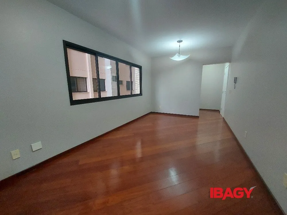 4-bedroom apartment with 2 en-suite baths and enclosed kitchen — photo 15