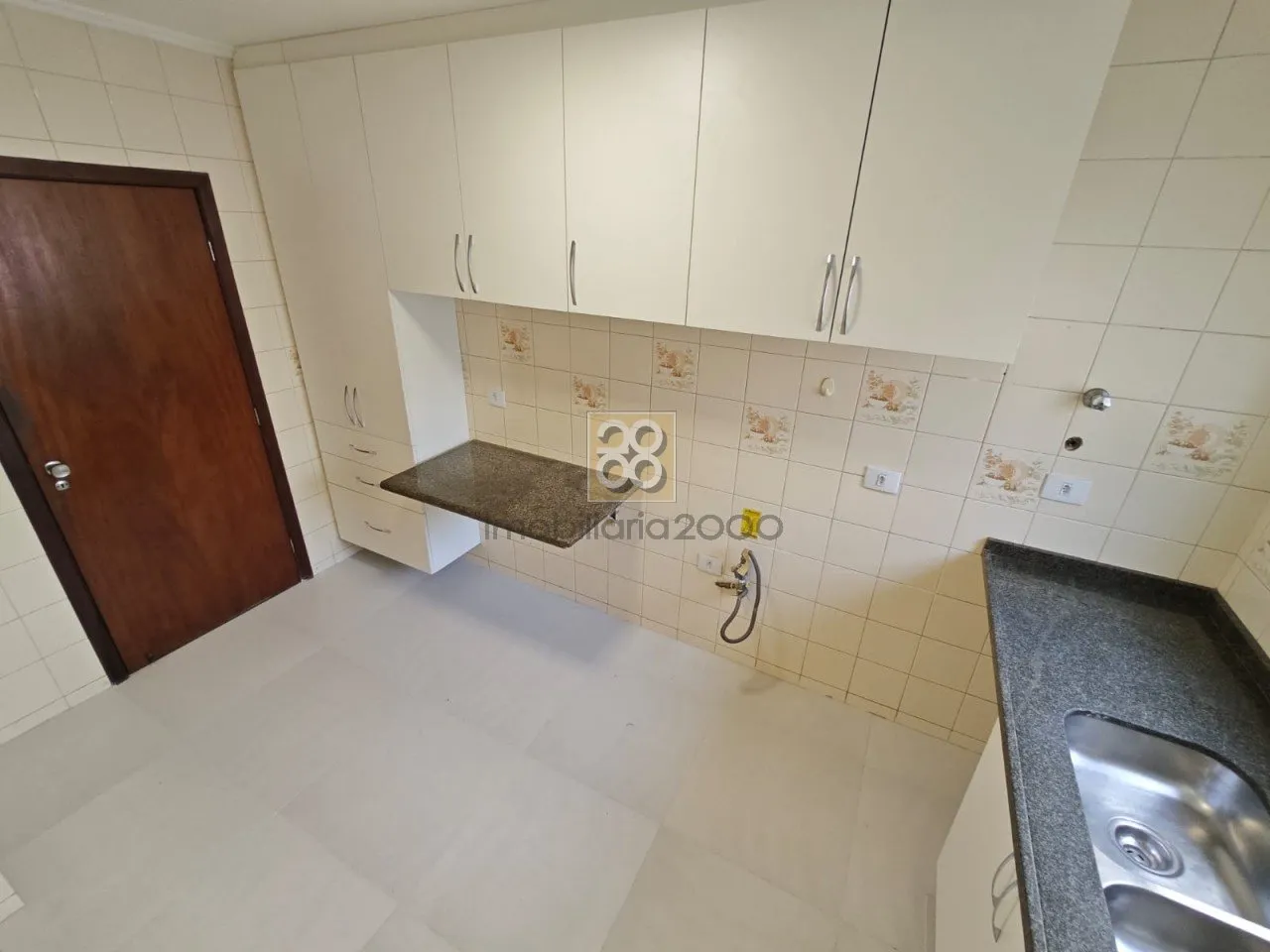 Unfurnished 3-bedroom apartment with floor-to-ceiling windows — photo 24