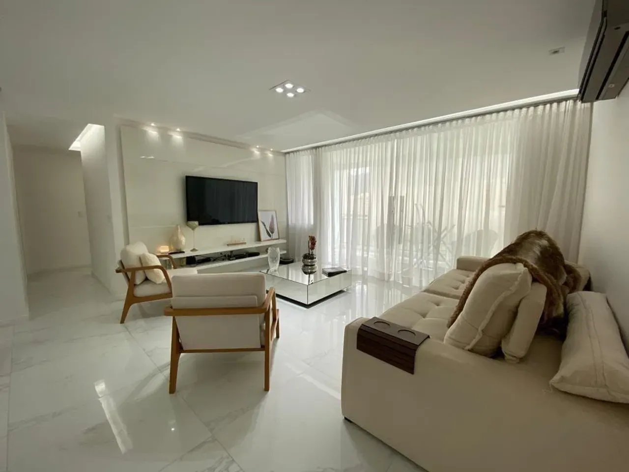 Furnished apartment, 150 m², with a glass-enclosed balcony