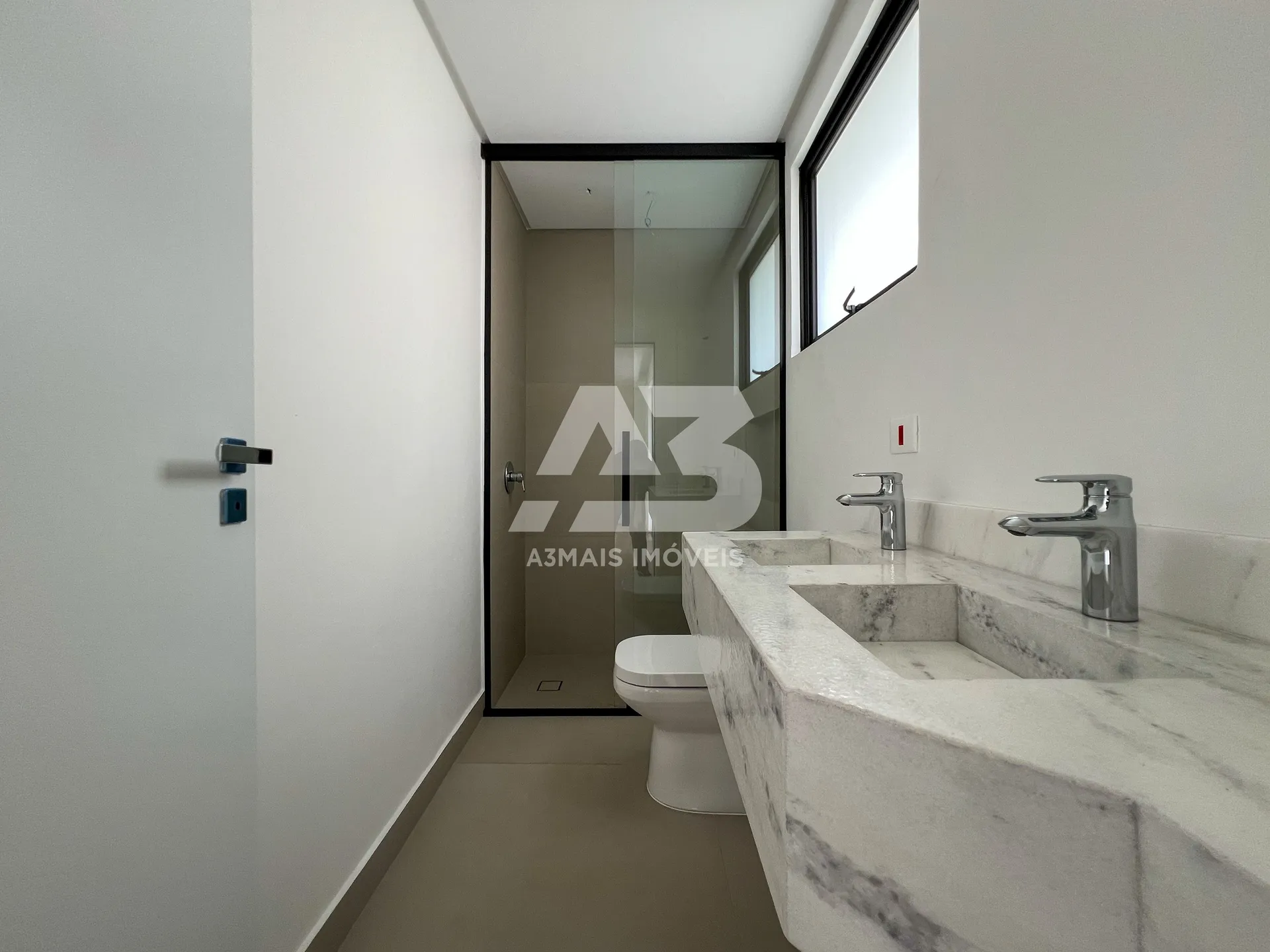 Glass-enclosed balcony in a 3-bedroom house, 137 m² — photo 5