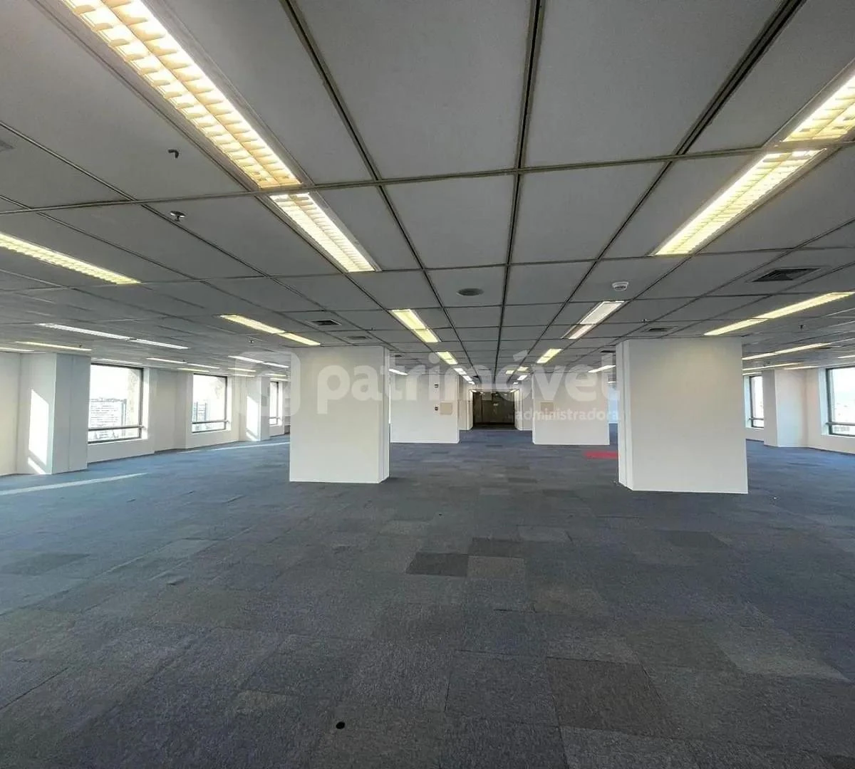 Apartamento de 957 m² com janelas do chão ao teto e vista — photo 24
