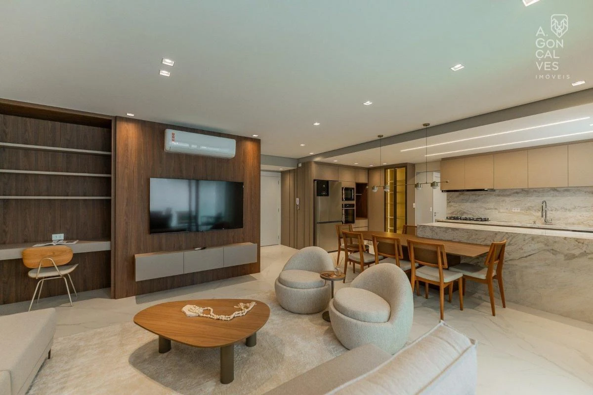 Furnished apartment, 139 m², with a glass-enclosed balcony — photo 3