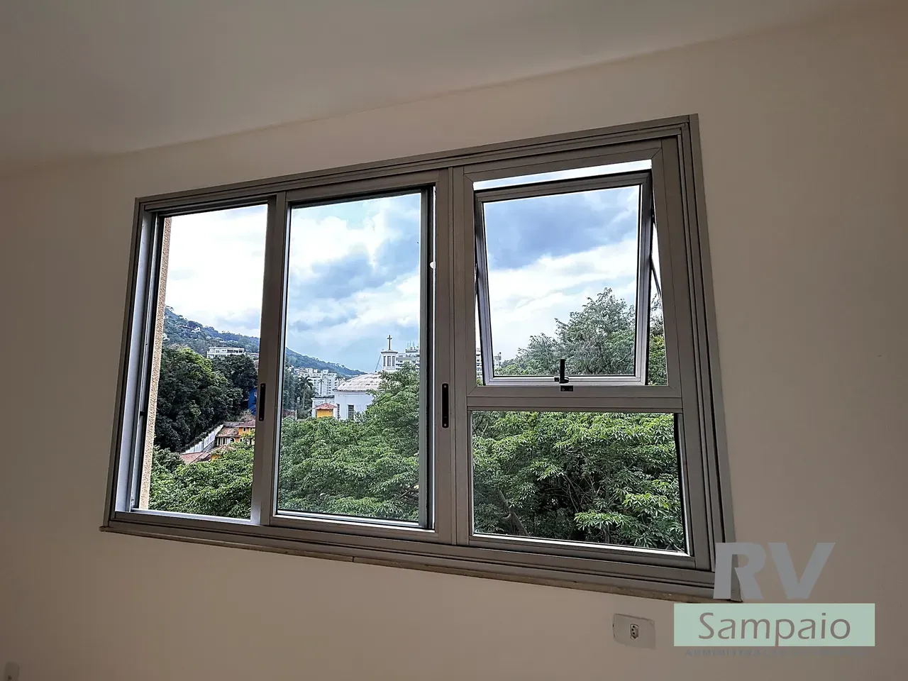 One-bedroom apartment with a mountain view in Rio de Janeiro — photo 6