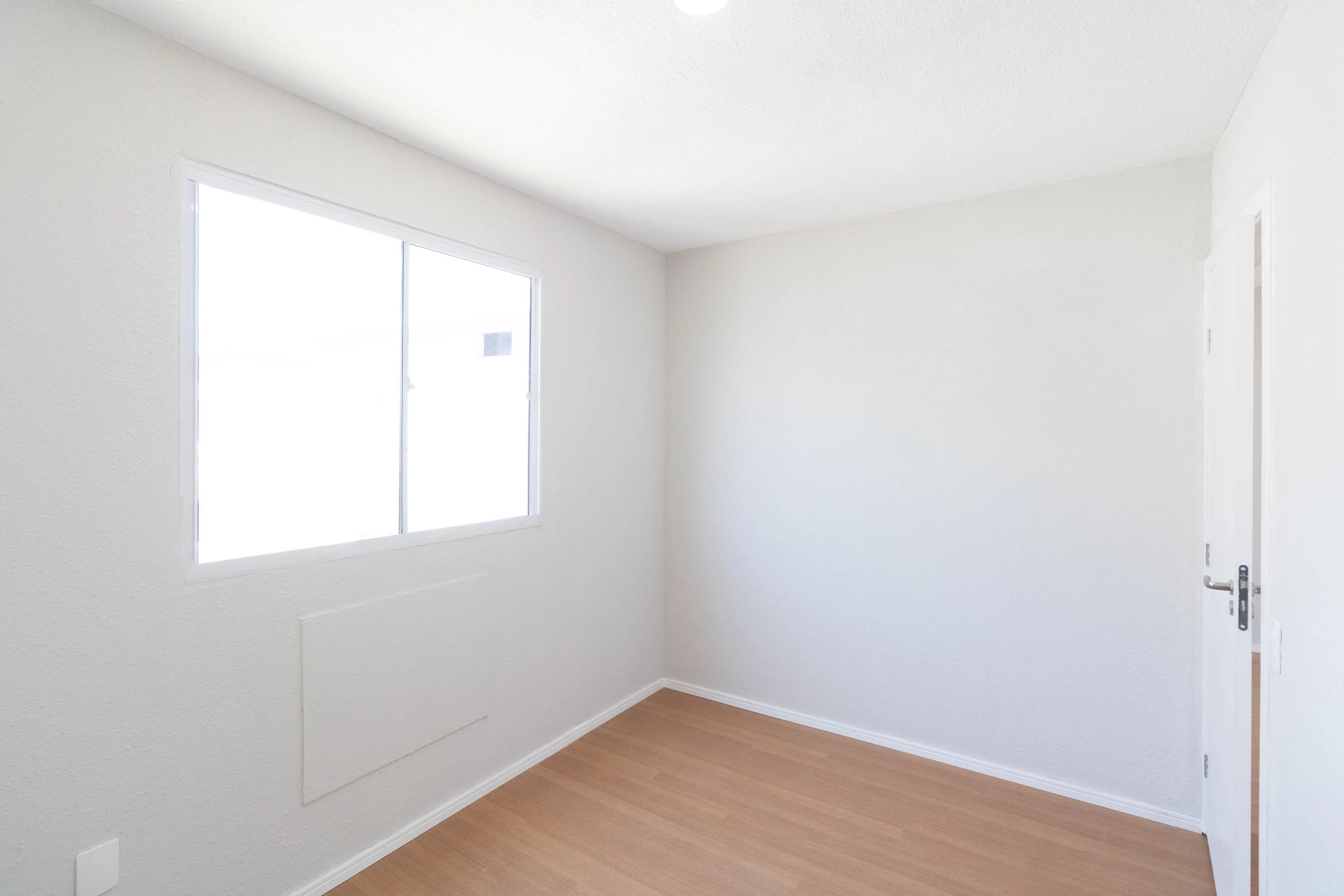 Glass-enclosed balcony in a 2-bedroom apartment, 44 m² — photo 4
