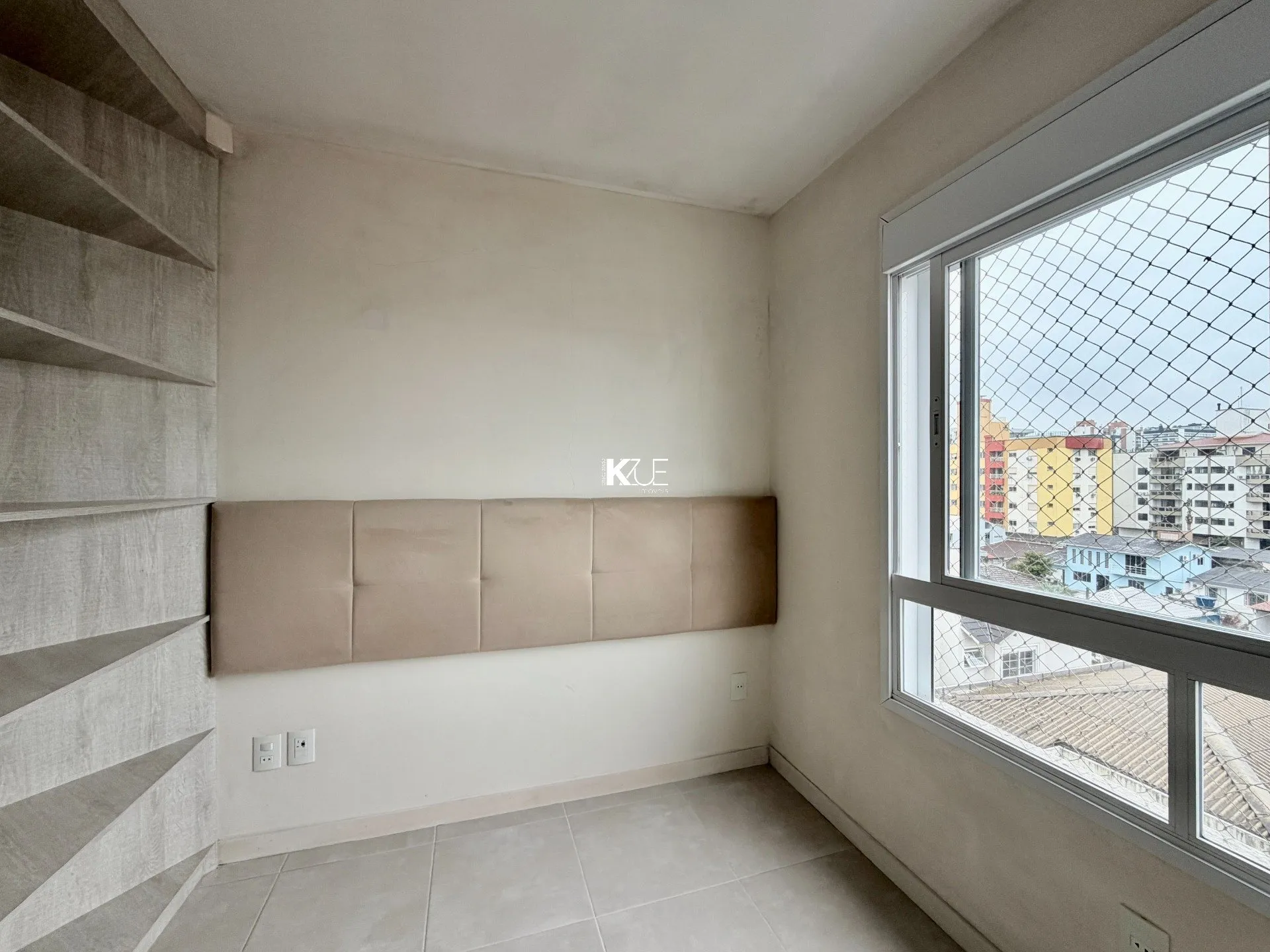 Balcony with a grill in a 2-bedroom apartment, 83 m² — photo 13