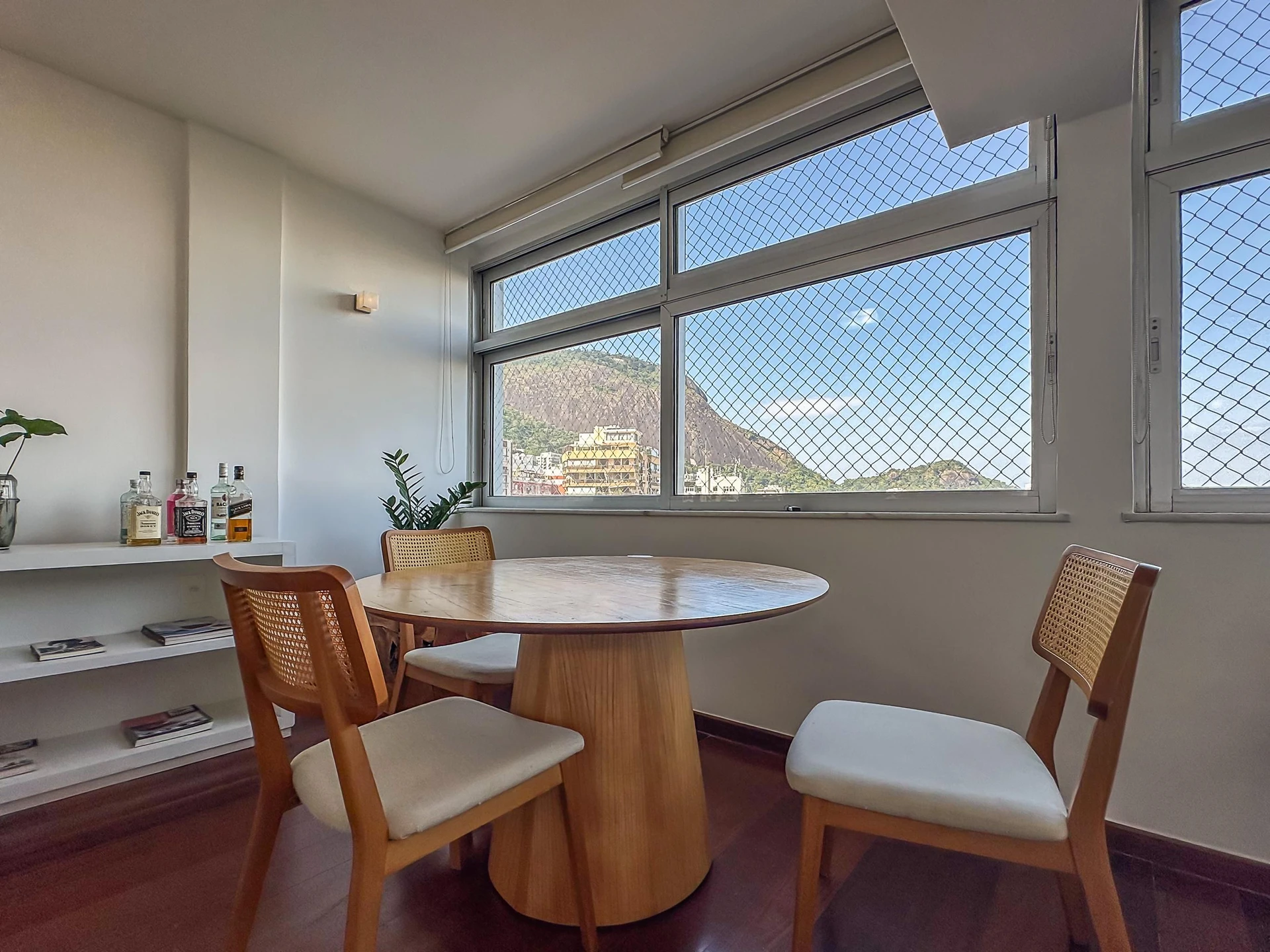Furnished 2-bedroom apartment with open views — photo 2