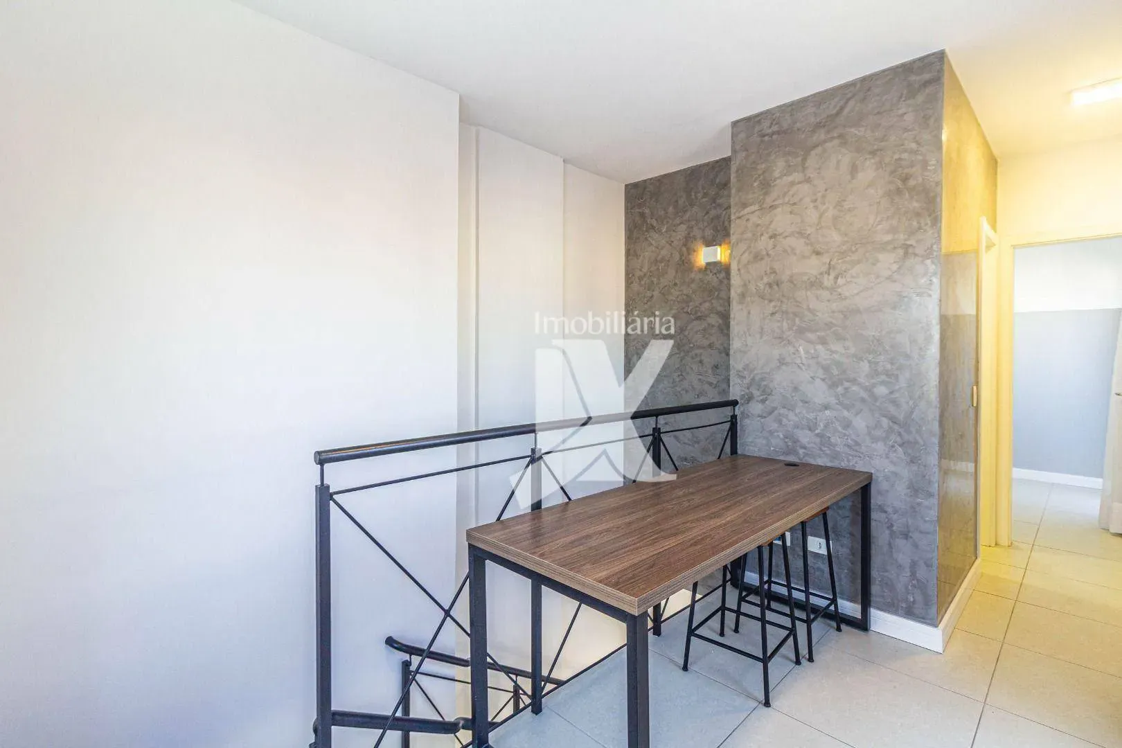 Furnished 2-bedroom apartment with open-plan kitchen — photo 19