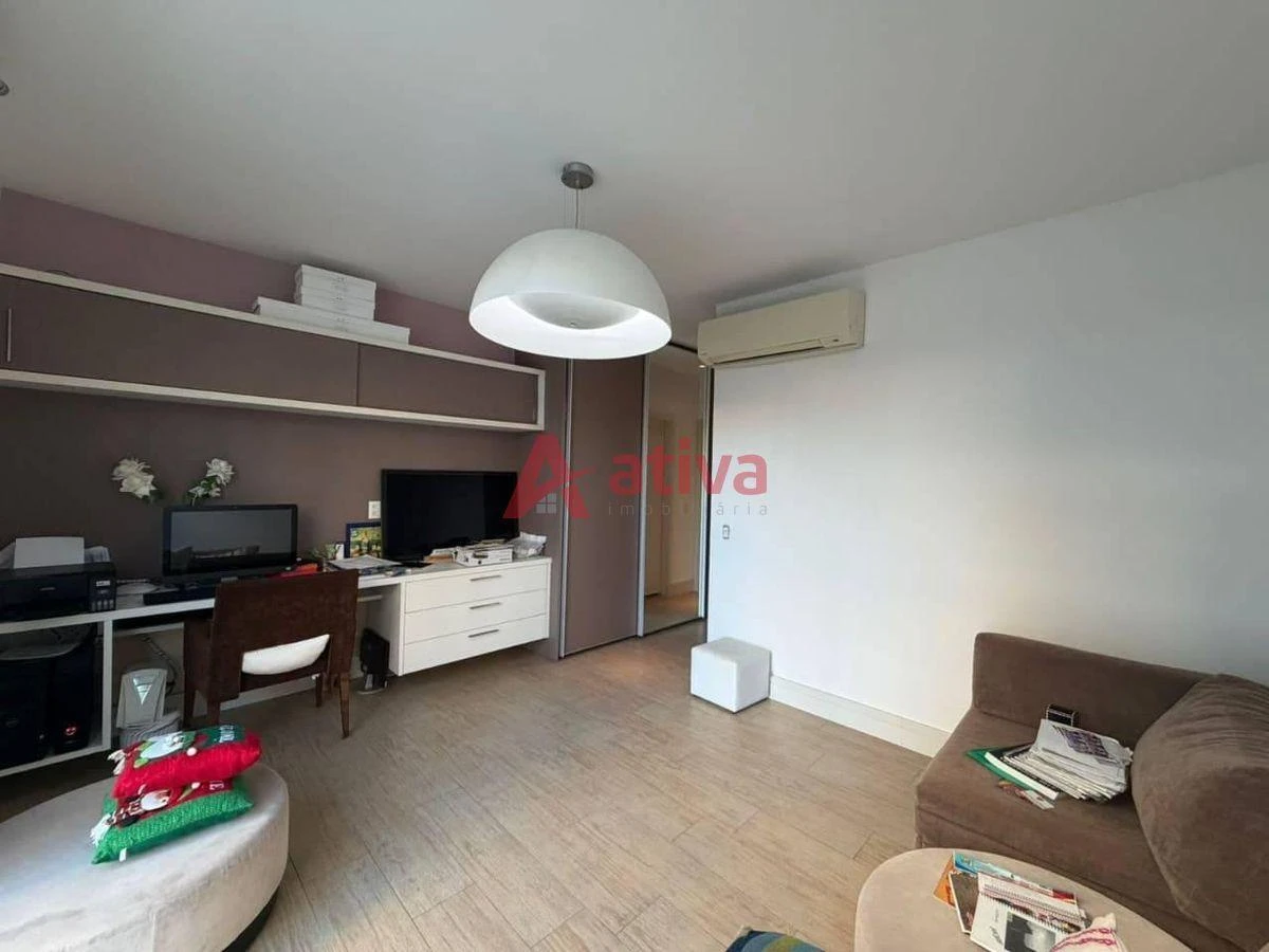4-bedroom apartment with a glass-enclosed balcony — photo 10