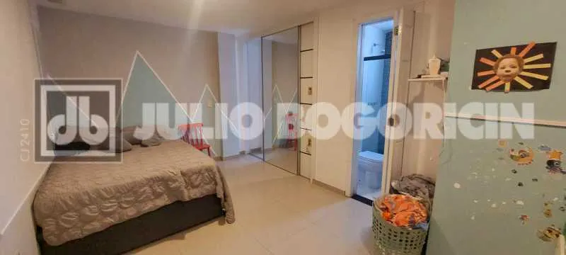Walk-in closet in a 3-bedroom apartment, 165 m² — photo 4