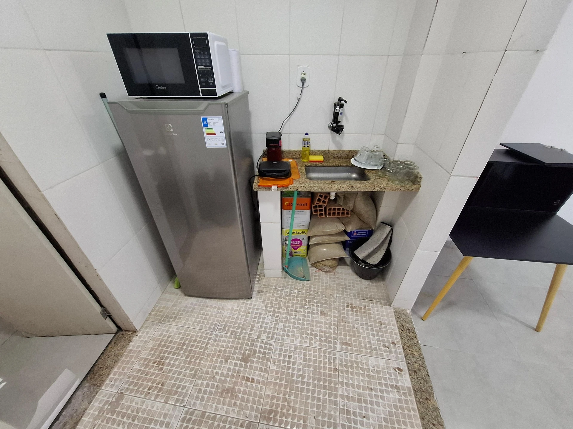 1-bedroom apartment with compact kitchenette, no parking — photo 11