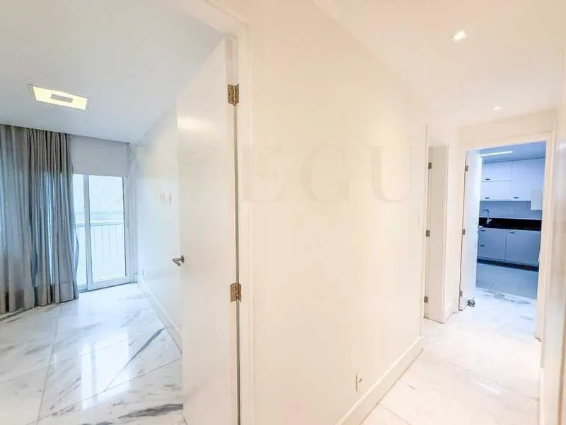 Furnished apartment, 136 m², with a glass-enclosed balcony — photo 3