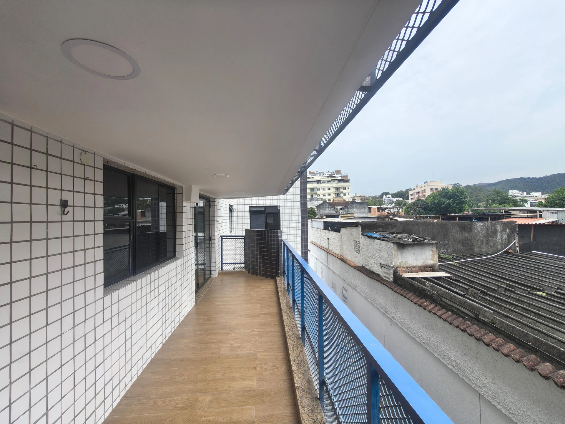 Unfurnished 2-bedroom apartment with a closed kitchen — photo 25