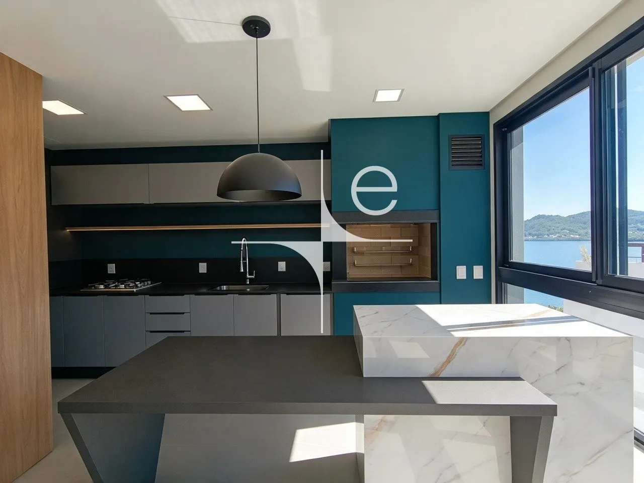 Glass-enclosed balcony in a 3-bedroom apartment, 150 m² — photo 6