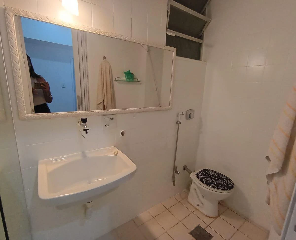 One-bedroom apartment with wood or laminate floors — photo 4
