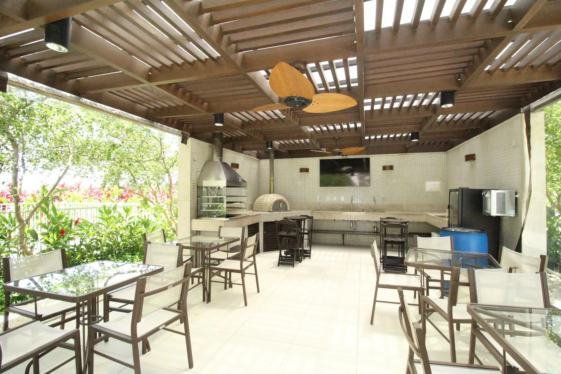 Balcony with a grill in a 2-bedroom apartment, 90 m² — photo 11