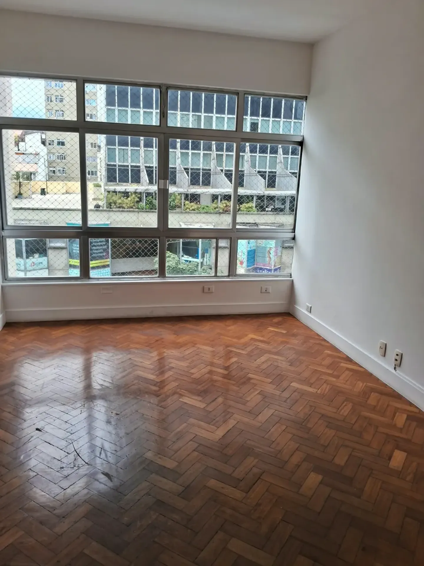 Apartment on the 5th floor with wood or laminate floors — photo 6