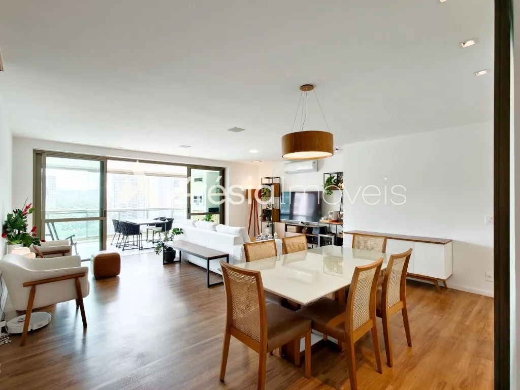 Balcony with a grill in a 4-bedroom apartment, 178 m² — photo 34