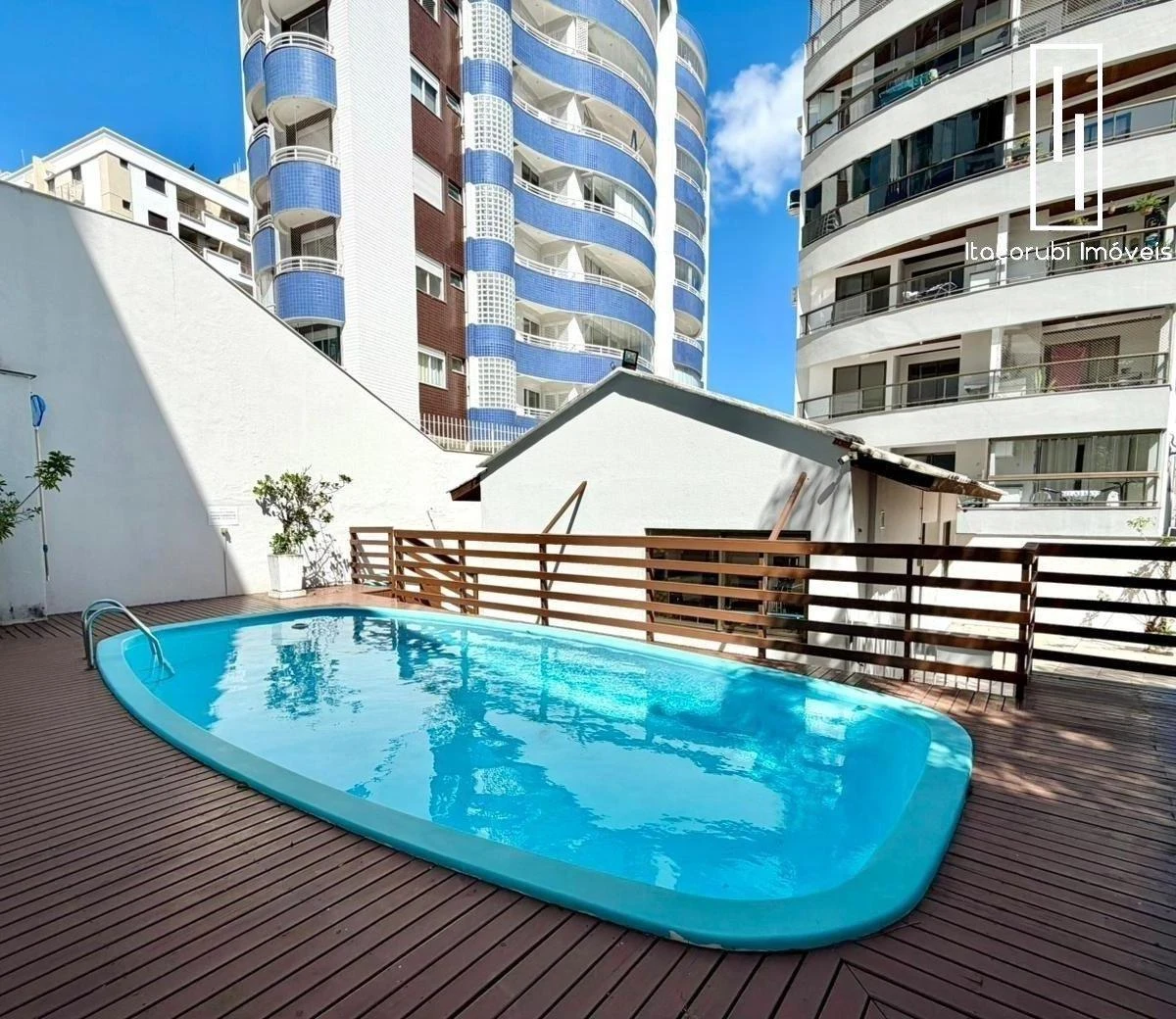 Furnished apartment with enclosed balcony and grill — photo 18