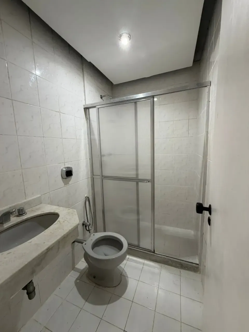 3-bedroom apartment with 2 bathrooms and glass shower — photo 7