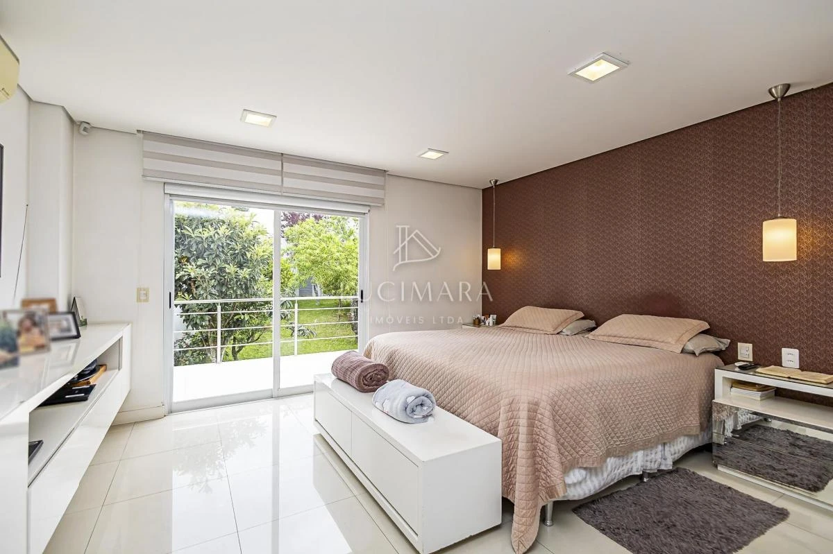 Bathtub in a 4-bedroom house, 400 m² — photo 8