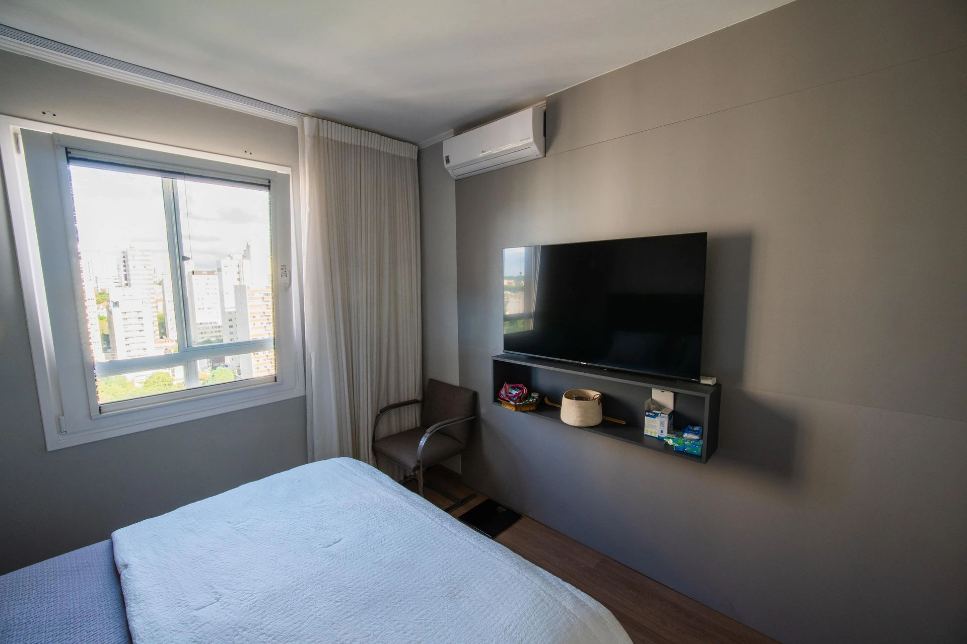 Walk-in closet in a 2-bedroom apartment, 91 m² — photo 17