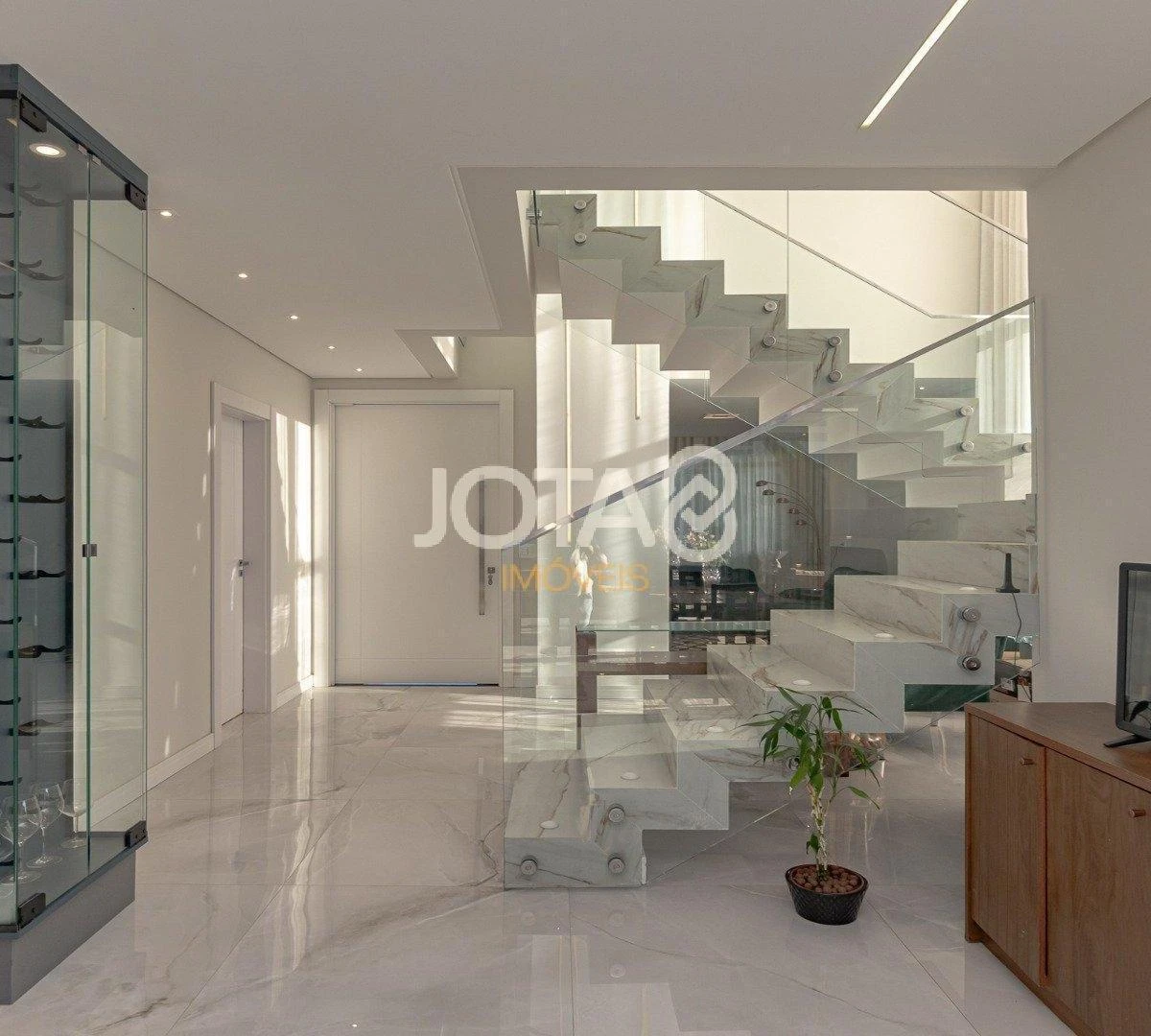 Furnished 283 m² house with an open kitchen