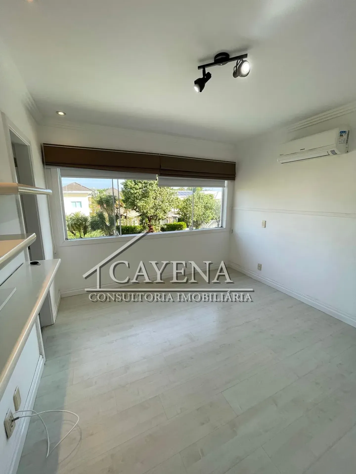 4 quartos e banheira: casa de 650 m² — photo 43