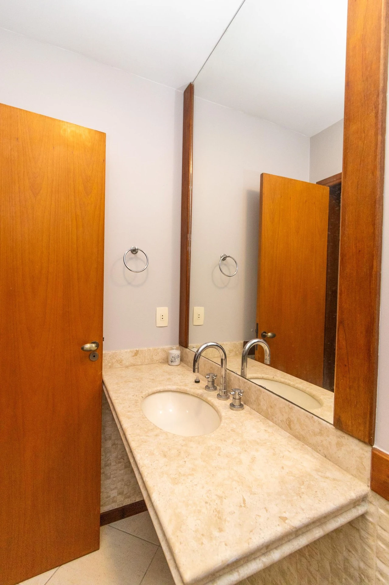 4-bedroom apartment with 2 en-suite bathrooms and garden — photo 37