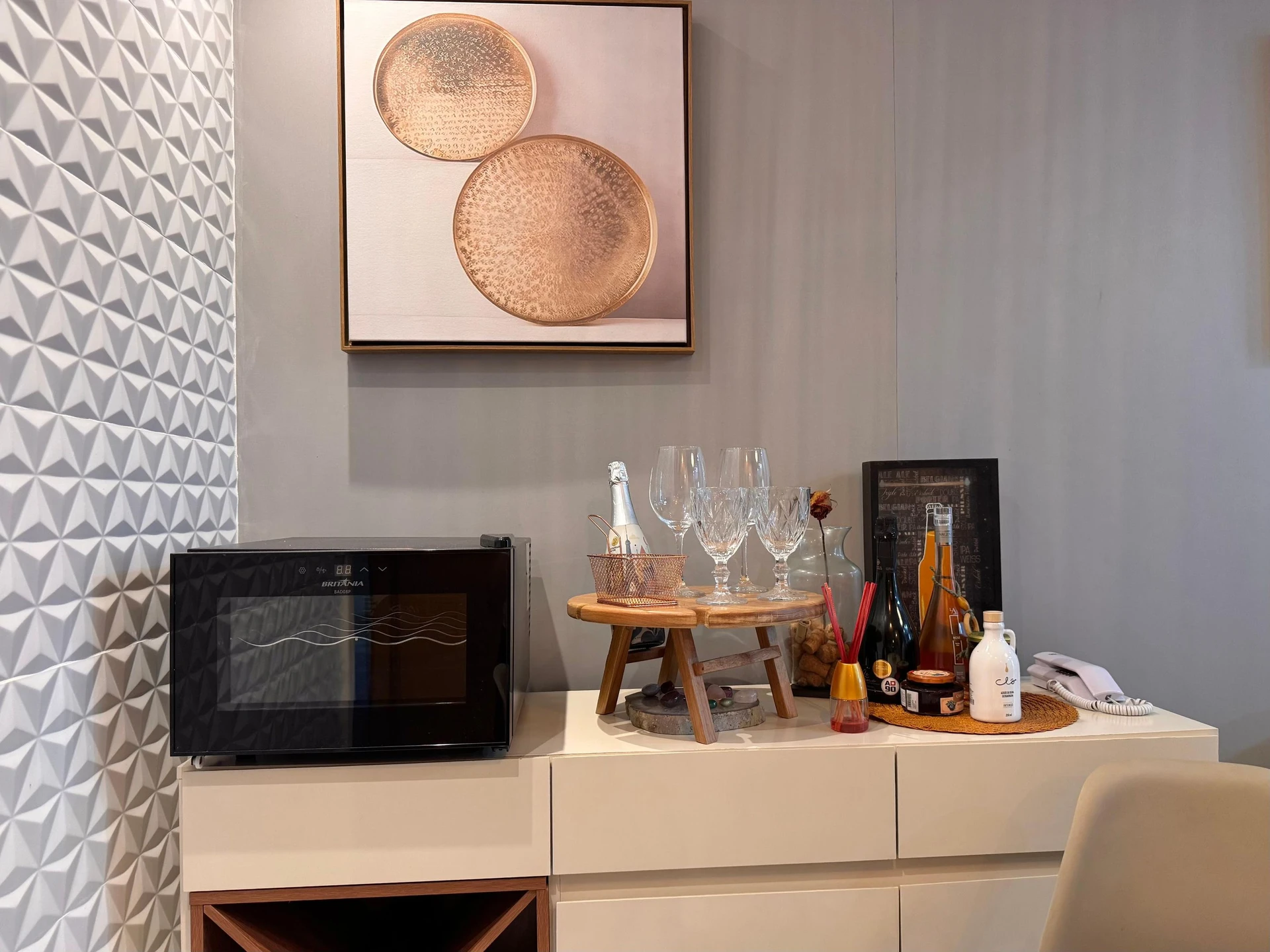 Furnished 1-bedroom apartment with a glass balcony — photo 35