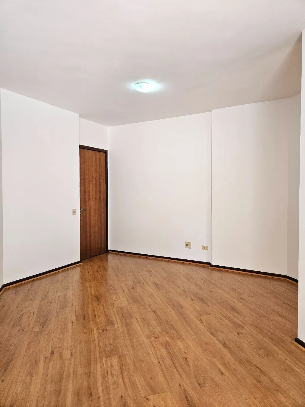 Balcony with a grill in a one-bedroom apartment, 62 m² — photo 18