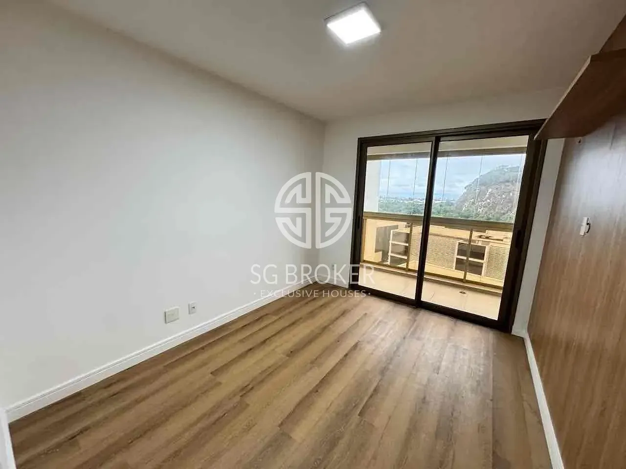 Apartment with views of the city and mountains — photo 20