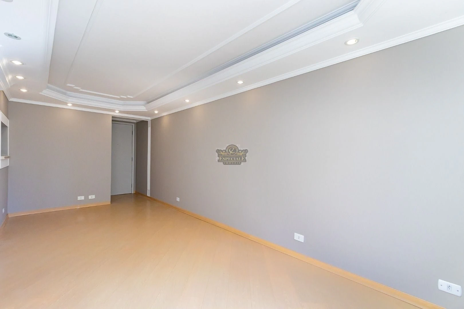 Wood or laminate floors in a 3-bedroom apartment, 86 m² — photo 12