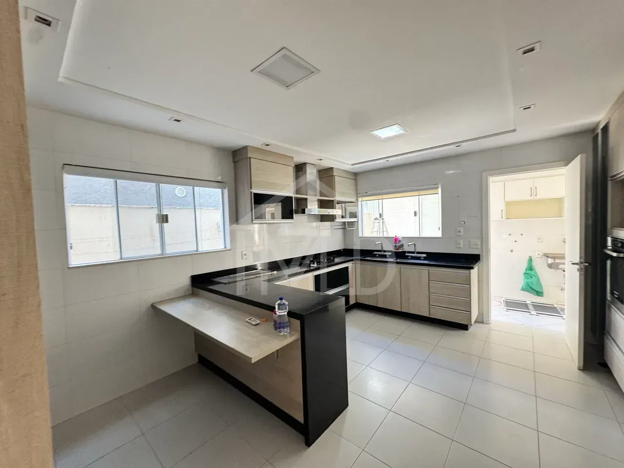 House 390 m² with 5 bedrooms and an open-plan kitchen — photo 22