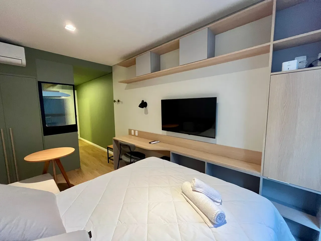 One-bedroom apartment in a building with a coworking space — photo 6