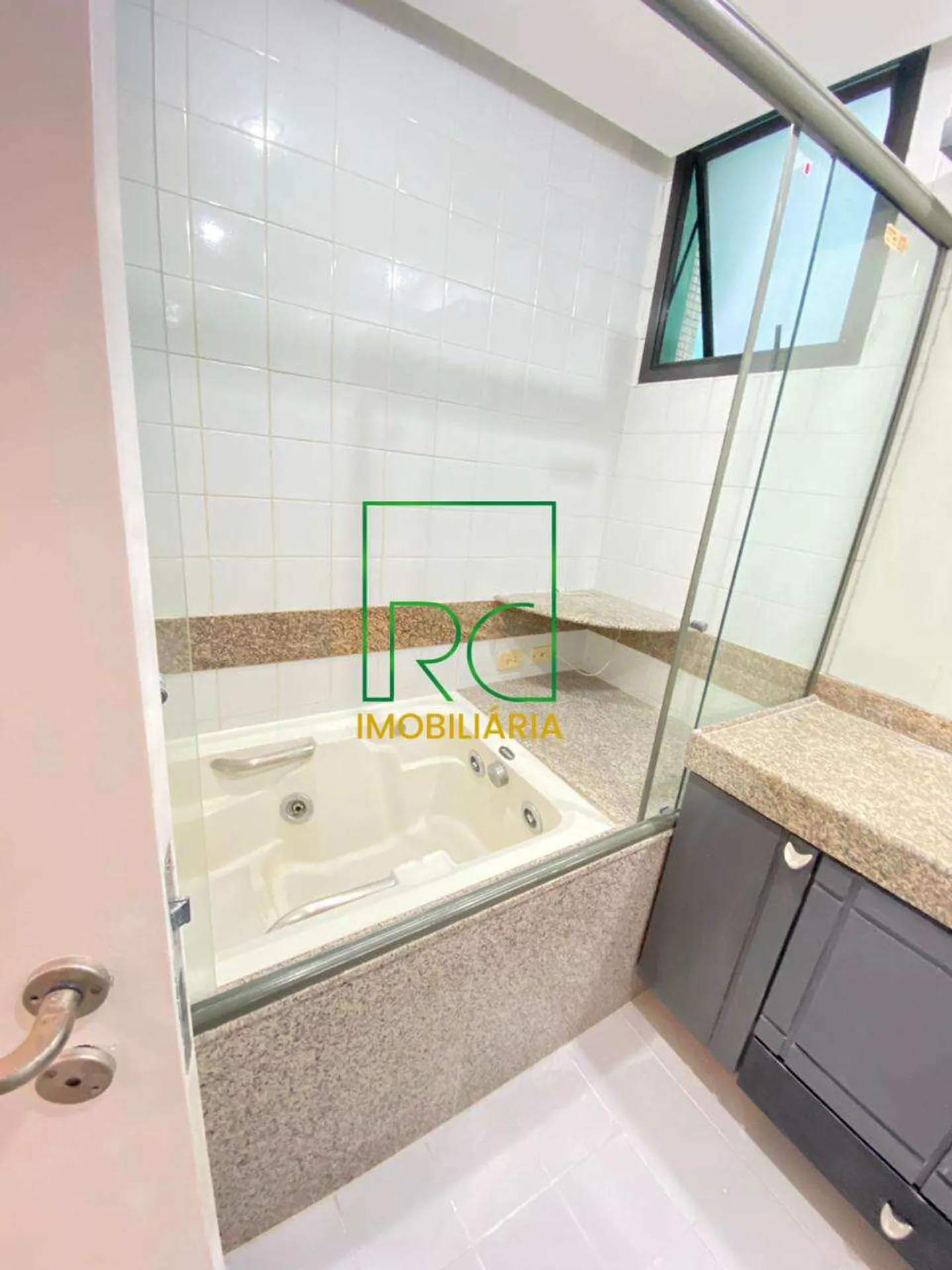 Unfurnished apartment with 3 bedrooms and water view — photo 16