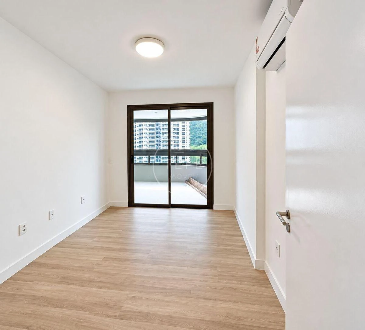 Glass-enclosed balcony in a 4-bedroom apartment, 123 m² — photo 11