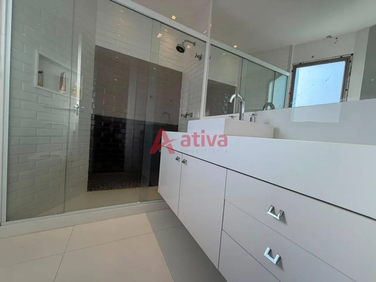 Furnished apartment with 4 bedrooms and an open-plan kitchen — photo 27