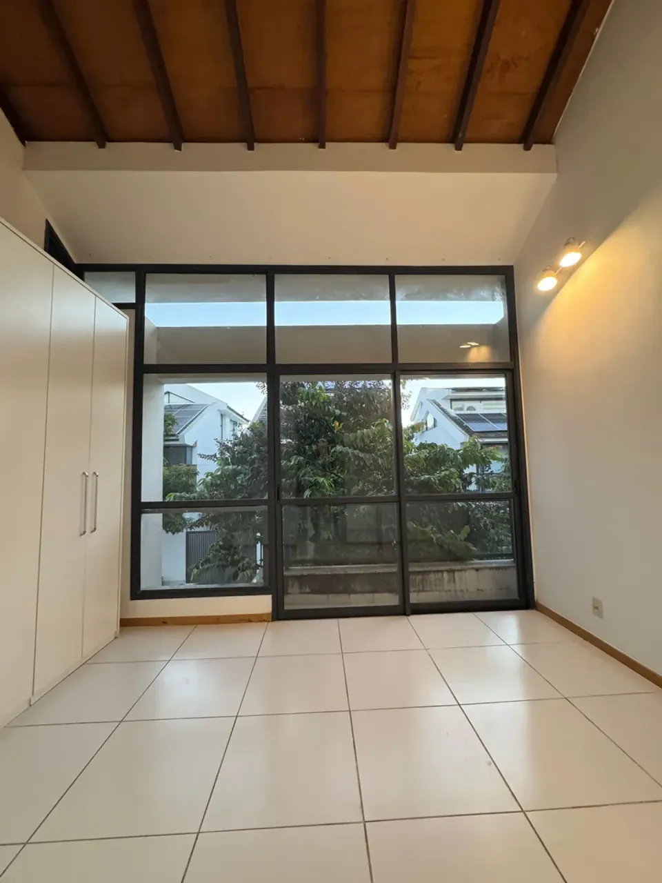 House with 4 bedrooms and 5 bathrooms, balcony grill — photo 2