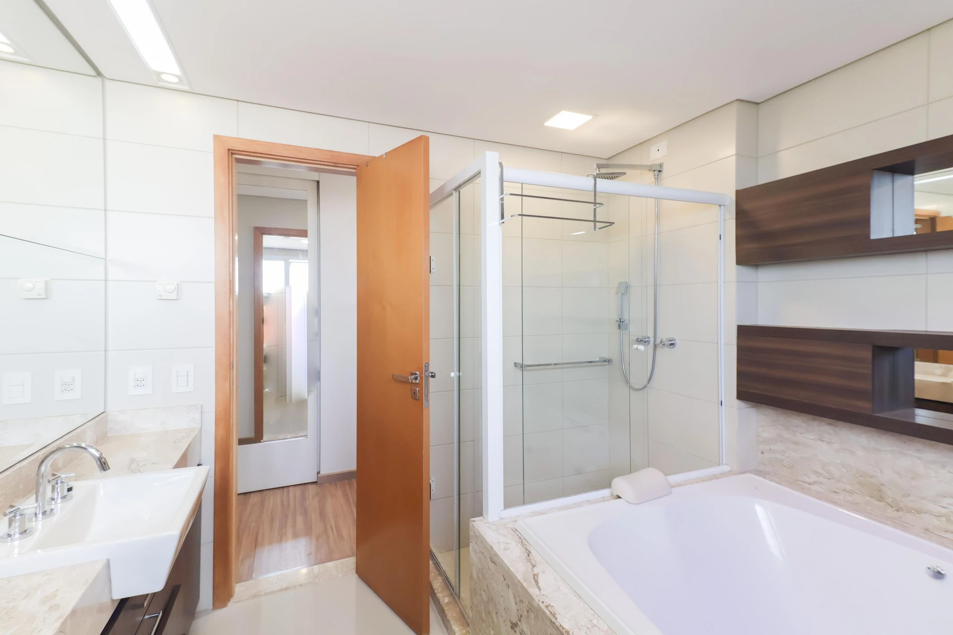 Furnished apartment, 266 m², with a bathtub — photo 46