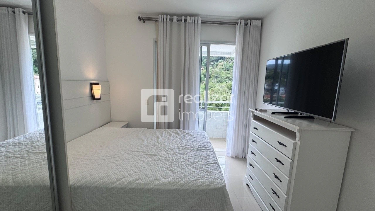 One-bedroom apartment with a mountain view — photo 7