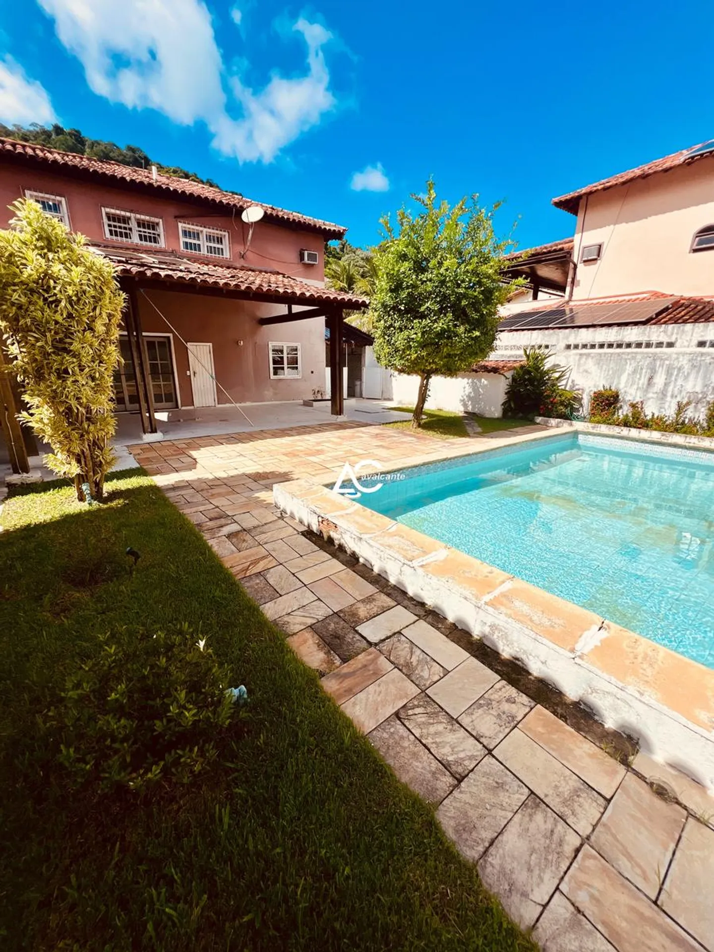 House with 5 bedrooms and 5 bathrooms plus a pool — photo 45