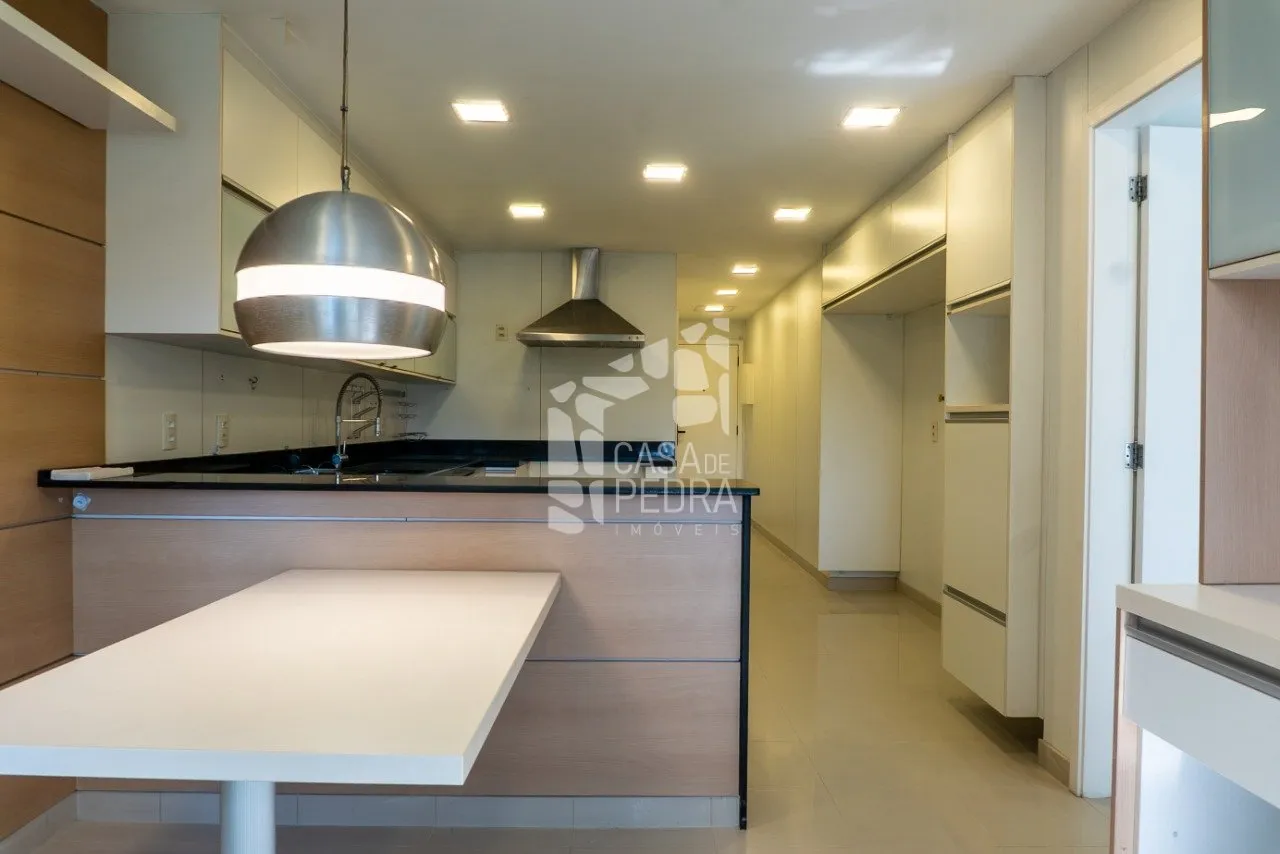 4-bedroom apartment with enclosed glass balcony — photo 48