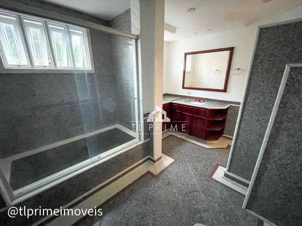 House in a gated community with 4 bedrooms and 600 m² — photo 7