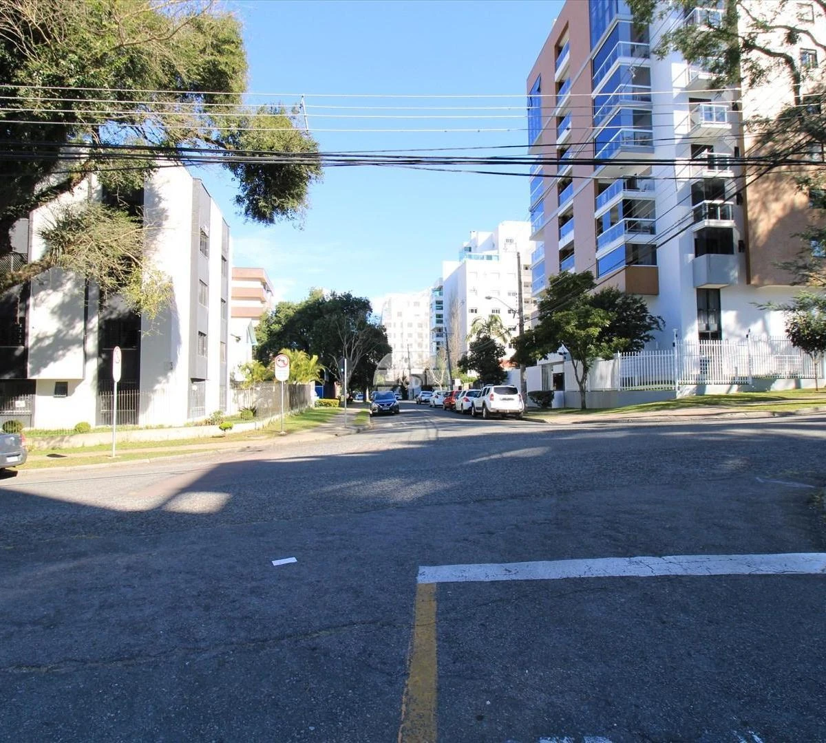 2-bedroom apartment with a washing machine in Curitiba — photo 24