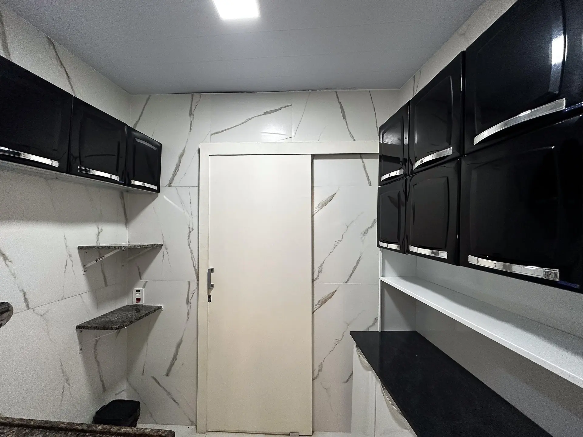 Furnished studio with 1 bedroom and 1 bathroom, no parking — photo 2